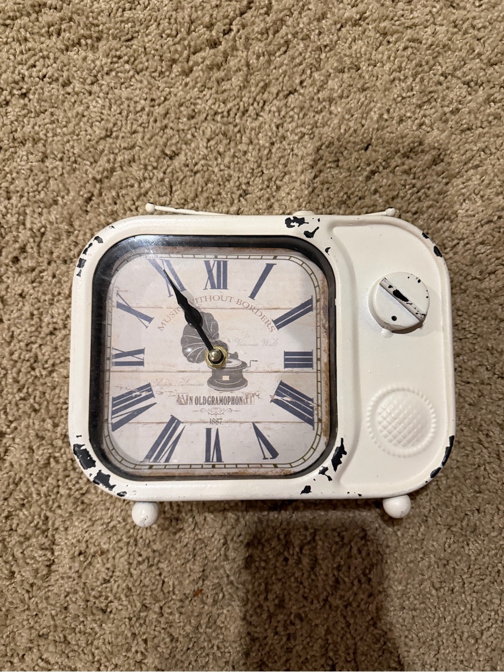 Vintage-Inspired Cream Wall Clock Décor